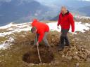 006 - Mit Schaufel und Pickel wird ein gut 1m³ großes Loch für das Fundament geschaffen.