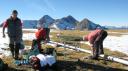 019 - Am 2.11.2007 werden Teile des Wettermastens angeliefert und am 3.11.2007 zusammengesetzt.