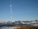 025 - .....denn Sturmtief &#034;Tilo&#034; ist im Anzug. Der Wettermasten gegen SO mit den Kalkkögeln im Hintergrund.