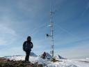 033 - Die Arbeiten sind fürs Erste abgeschlossen und mit einem gefrorenen Bier wird die Taufe vollzogen. Um 21:30 Uhr am 22.12.2007 sendet die Brechten-Wetter-Station erstmals Wetterdaten ins Tal.
